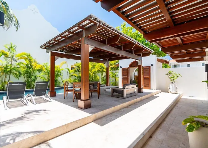 Private - Large Pool And Jacuzzi